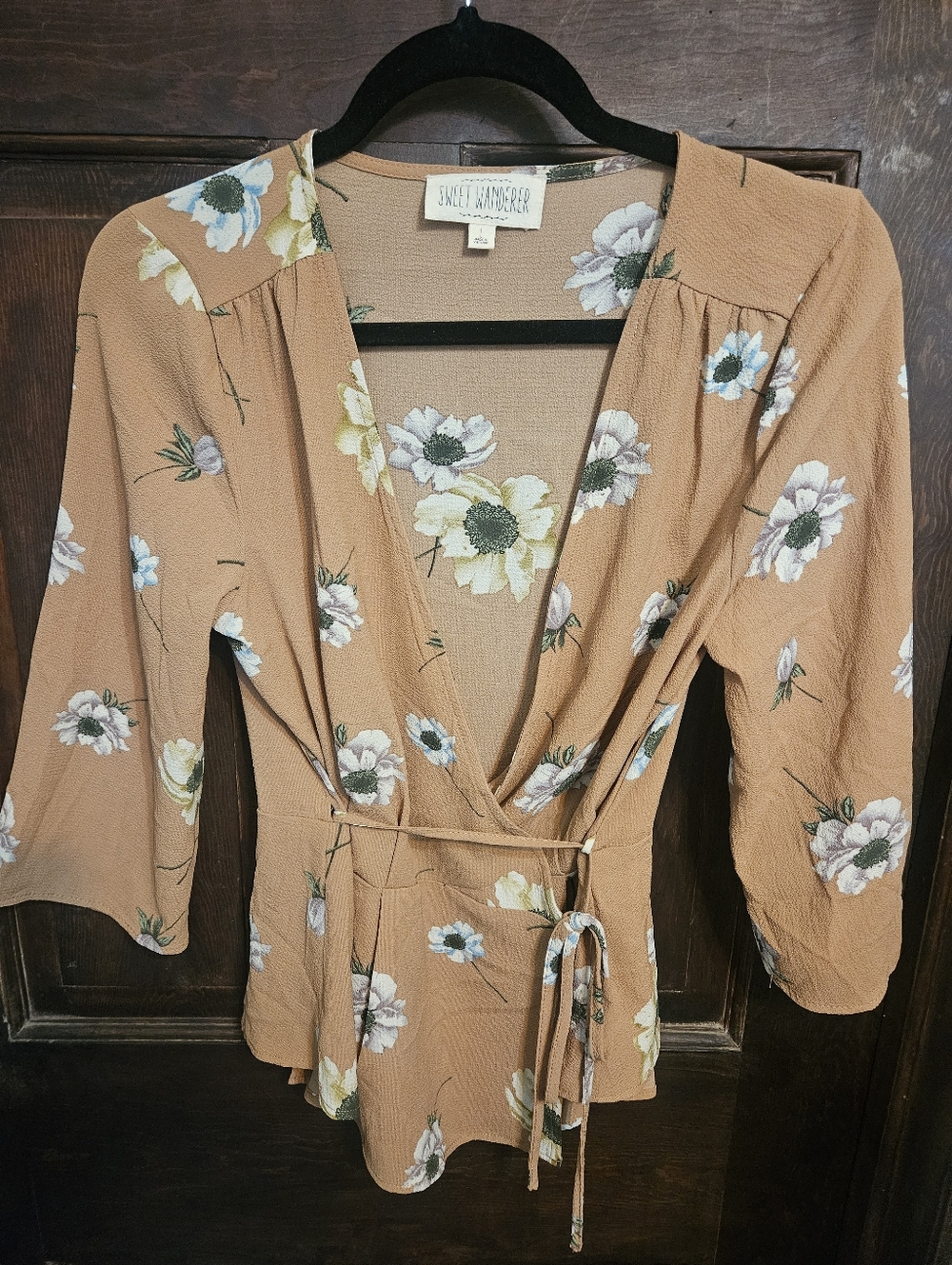 LOVELY WRAP TOP.BREEZY BEAUTY,VERY FLATTERING.3/4 SLEEVES.LIKE NEW!DAISYS ♡♡♡